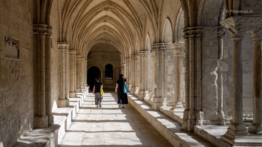 Krużganki przylegające do katedry w Arles