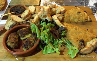 Lokalne tradycyjne jedzenie na Lazurowym Wybrzeżu: na desce tapetana, pissaladiere i petits farcis.
