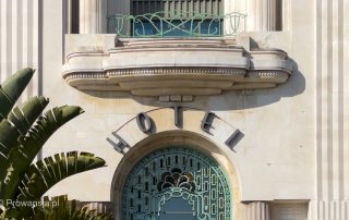Noclegi na Lazurowym Wybrzeżu możliwe są w hostelach, hotelach, apartamentach prywatnych, kempingach i polach namiotowych