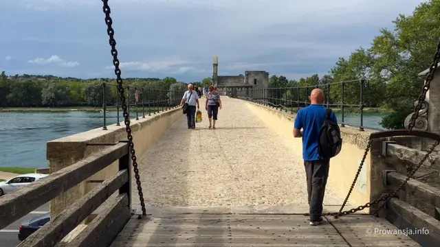 Wejście na most w Awinion