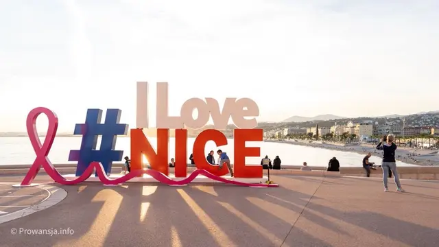 Znak "I Love Nice" tuż przy Wzgórzu Zamkowym