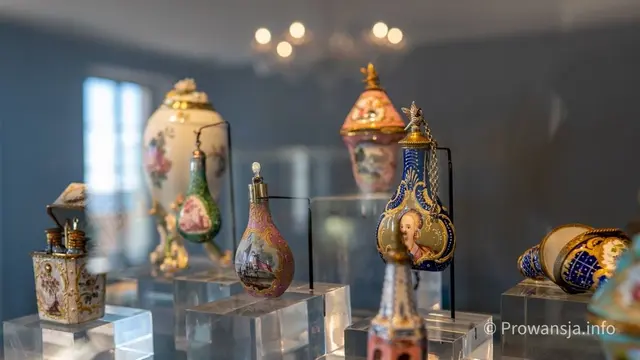 Zabytkowe flakoniki do perfum w muzeum perfumerii Fragonard