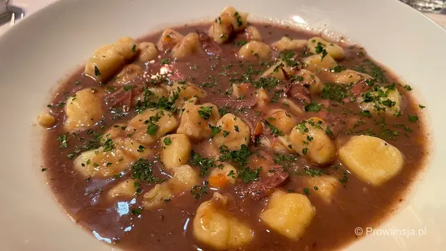 Gnocchi w sosie z gulaszu prowansalskiego