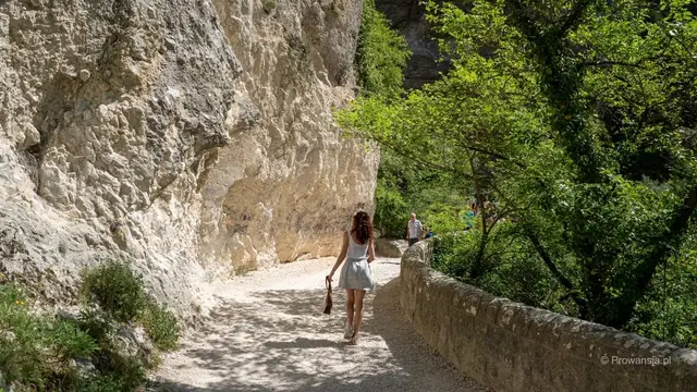Fontaine de Vaucluse, droga do źródła rzeki