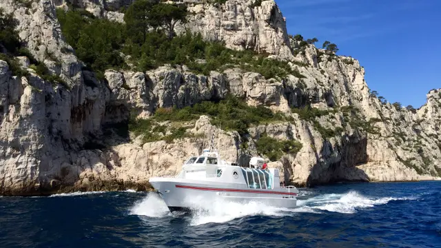 Łódź wycieczkowa pod białymi klifami Calanques