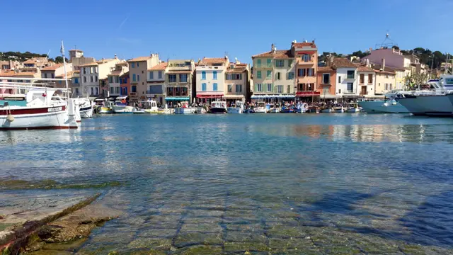 Port w Cassis z kolorowymi domami
