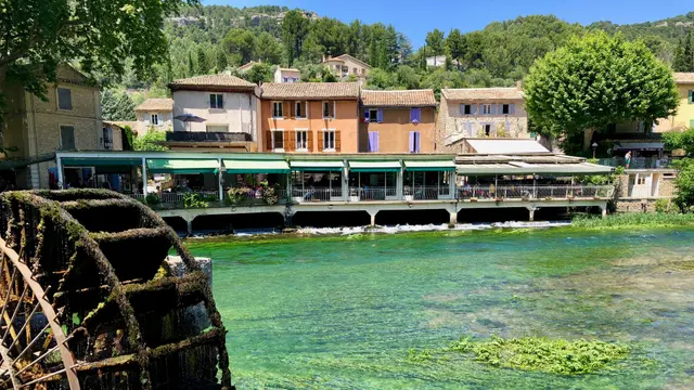 Koło wodne nad rzeką Sorgue w Fontaine-de-Vaucluse