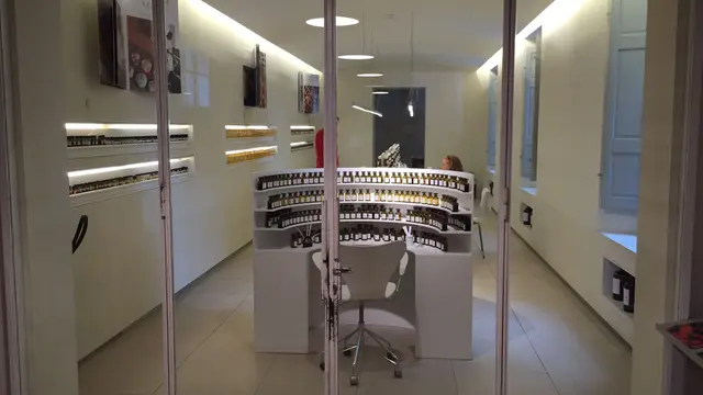 Pracownia perfumiarza z organami pełnymi buteleczek, Grasse