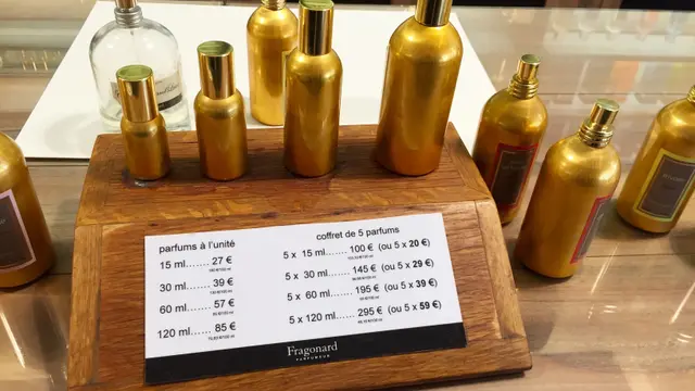 Złote flakony perfum w perfumerii Fragonard w Grasse