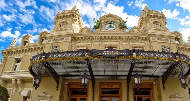 Wejście do kasyna Monte-Carlo z markizą i zegarem