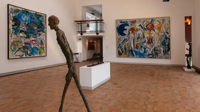 Rzeźba Giacomettiego i obrazy w Fundacji Maeght