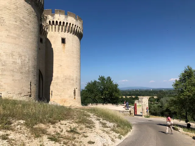 Droga pod górę do fortu Saint-André w Villeneuve-lès-Avignon