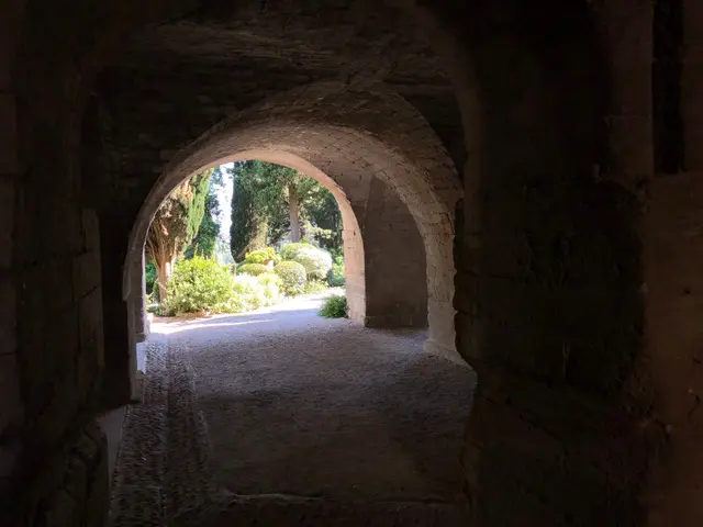 Ciemne sklepione przejście w forcie Saint-André w Villeneuve-lès-Avignon