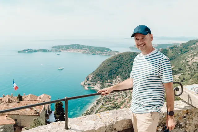 Tomasz Bobrowski na punkcie widokowym w Èze, w tle zatoka i Cap Ferrat