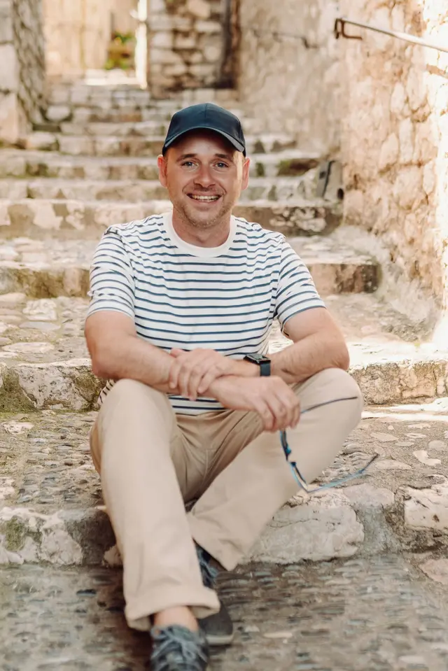 Tomasz Bobrowski na kamiennych schodach w uliczce Saint-Paul de Vence